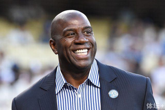 拉塞尔44分字母哥三双 湖人险胜雄鹿重回第九